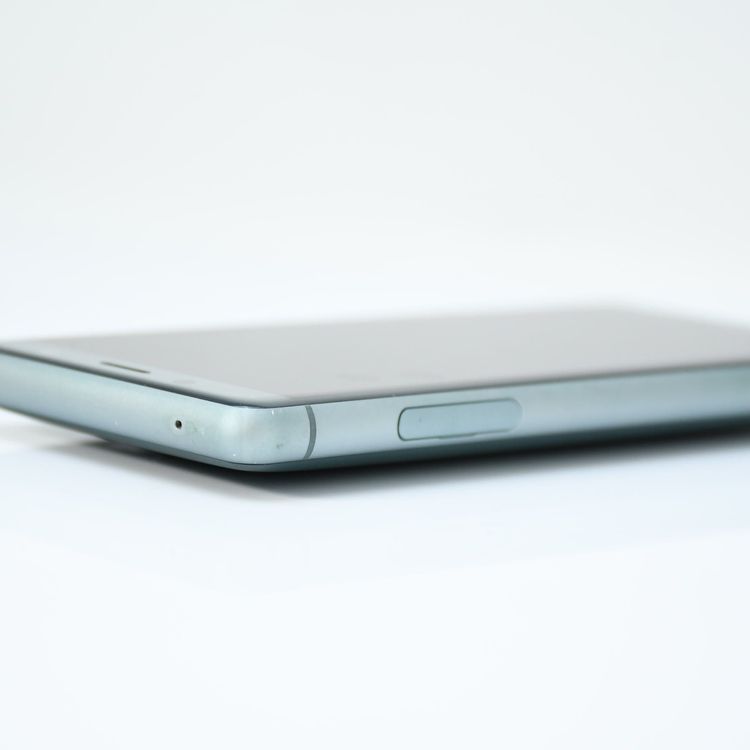 �ڱվ����ʡ�SIM�ե꡼ docomo Xperia XZ2 Compact SO-05K