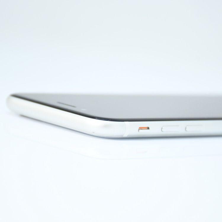 �����ʡ�docomo SIM�ե꡼ iPhone SE �裲���� 64GB �ۥ磻��