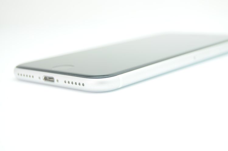 ムスビー｜極上美品＊Apple store版 SIMフリー iPhone SE 第2世代