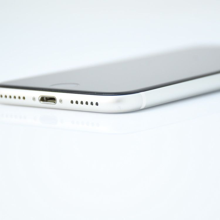 SIM�ե꡼ iPhone SE �裲���� 128GB �ۥ磻��