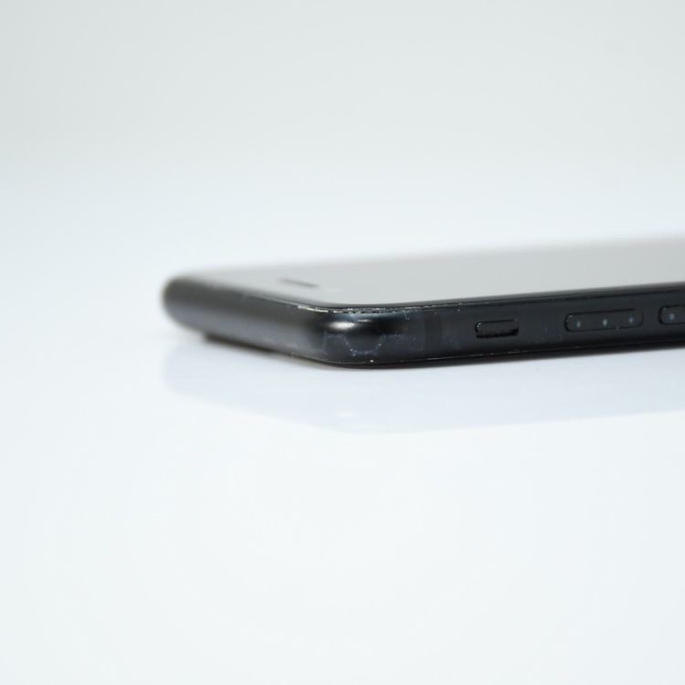 �ڥХåƥ꡼��������81���au SIM�ե꡼ iPhone SE �裲���� 64GB