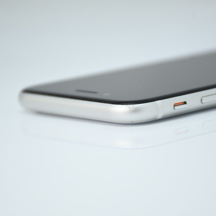 �ڱվ����ʡ������Хåƥ꡼��������84���SIM�ե꡼iPhone SE �裲���� 64GB�ۥ磻��