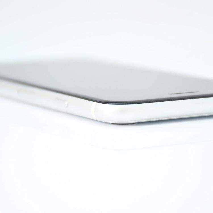 �ڽ����Хåƥ꡼80���au SIM�ե꡼ iPhone SE �裲���� 64GB �ۥ磻��