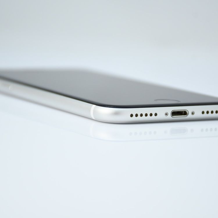 �ڽ����Хåƥ꡼��������82���SIM�ե꡼ iPhone SE �裲���� 128GB �ۥ磻��