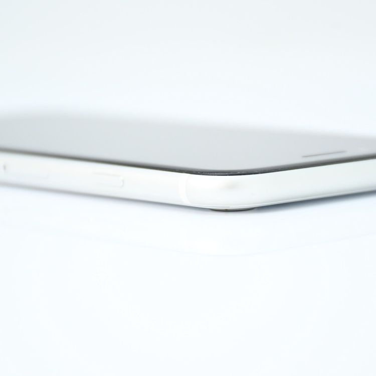 �ڽ����Хåƥ꡼83���SIM�ե꡼ iPhone SE �裲���� 64GB �ۥ磻��