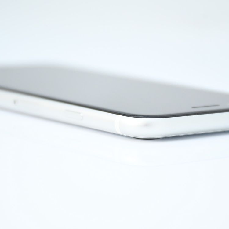 SIM�ե꡼ iPhone SE �裲���� 64GB �ۥ磻��