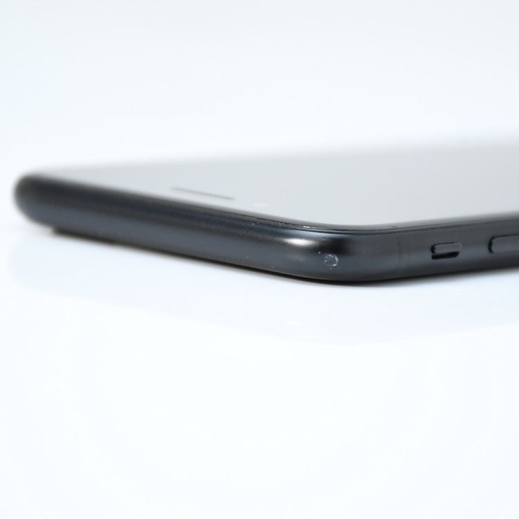 �ڱվ����ʡ�SIM�ե꡼ iPhone SE �裲���� 64GB �֥�å�