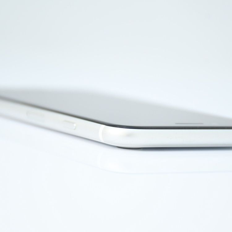 �����ʡ�SIM�ե꡼ iPhone SE �裲���� 64GB �ۥ磻��