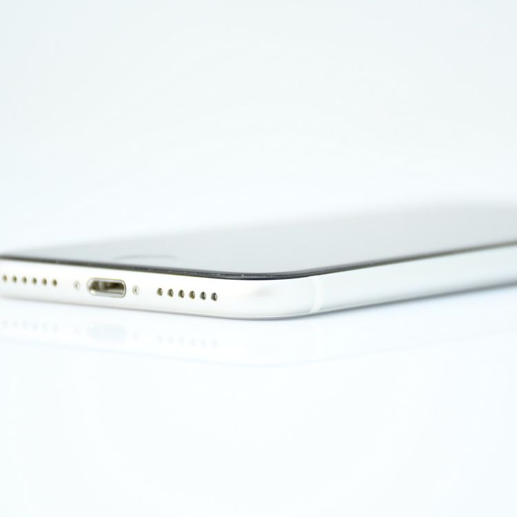 �����ʡ������Хåƥ꡼82���SIM�ե꡼ iPhone SE �裲���� 64GB �ۥ磻��