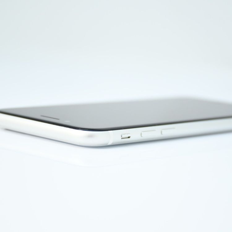 �ڽ����Хåƥ꡼�������� 83���SIM�ե꡼ iPhone SE �裲���� 64GB �ۥ磻��