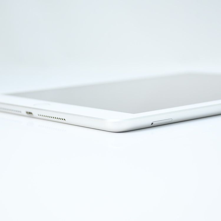 ʡdocomo SIMե꡼iPad(5) Wi-Fi + Cellular  32GB