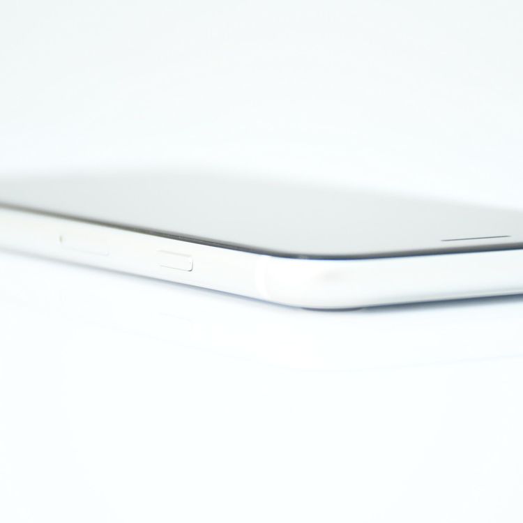 �����ʡ�SIM�ե꡼ iPhone SE �裲���� 64GB �ۥ磻��