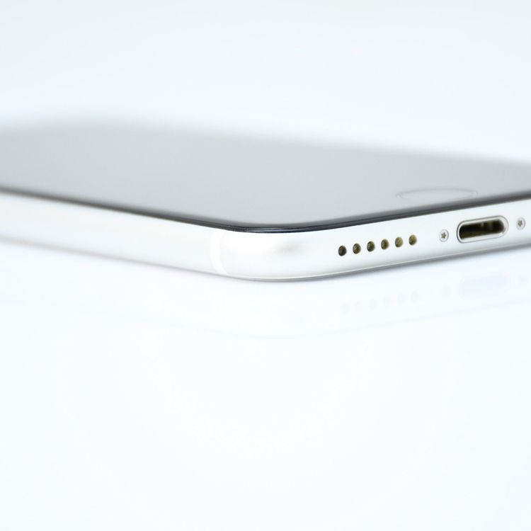 �ڱվ����ʡ�SIM�ե꡼ iPhone SE �裲���� 128GB �ۥ磻��