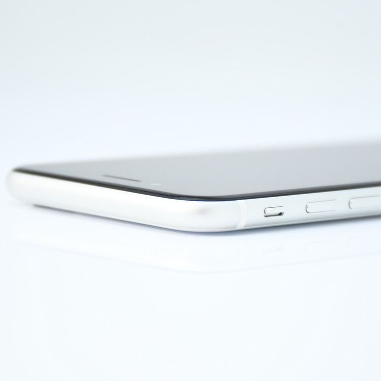 �����ʡ������Хåƥ꡼83���SIM�ե꡼ iPhone SE �裲���� 128GB �ۥ磻��