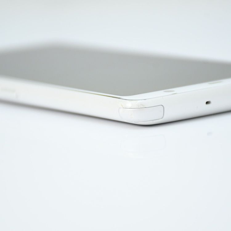 �ڥ���󥯡������ɹ���SIM�ե꡼ docomo arrows Be3 F-02L �ۥ磻��