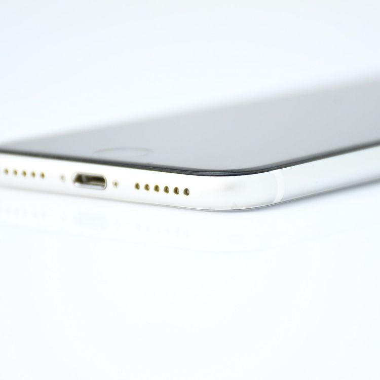 �ڥХåƥ꡼��������82���docomo SIM�ե꡼ iPhone SE �裲���� 128GB