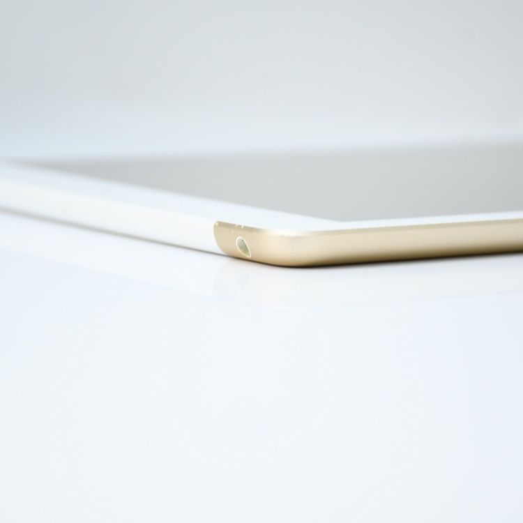 �����ʡ��Хåƥ꡼��������81���docomo SIM�ե꡼iPad ��5���� 32GB �������