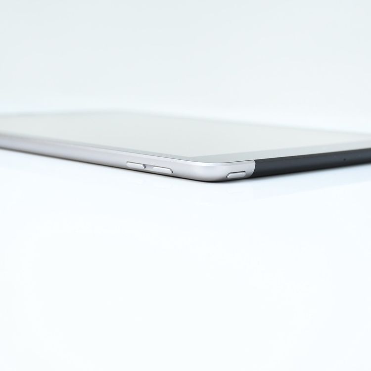 �ڲ��̲����ܥ��󥸥�󥯡�SIM�ե꡼iPad ��6���� 32GB ���ڡ������쥤