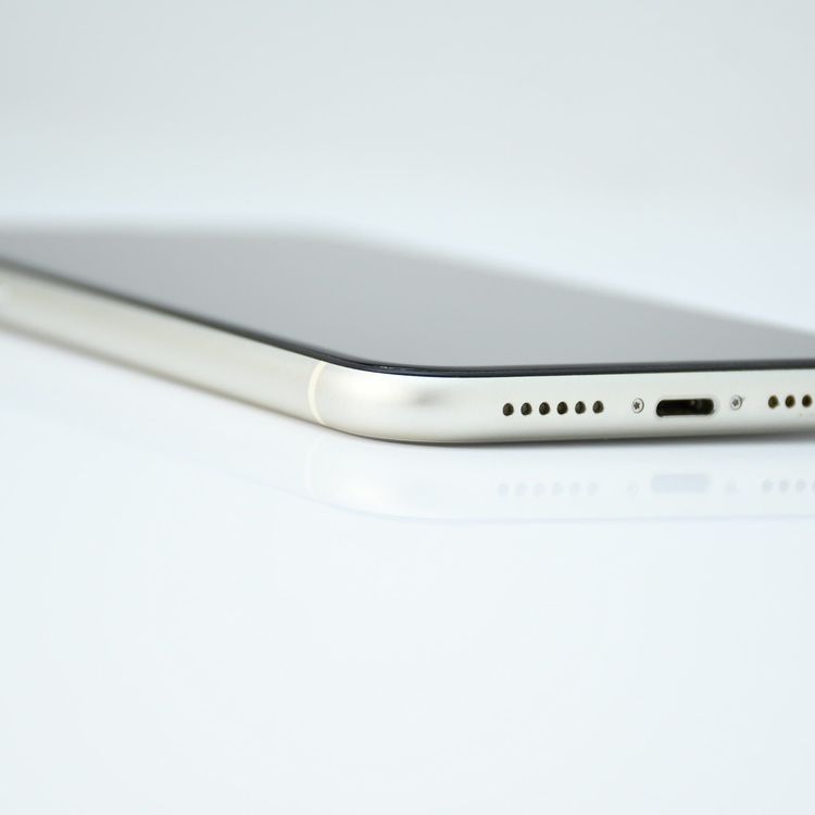 �ڽ����Хåƥ꡼��������81���SIM�ե꡼ iPhone11 64GB �ۥ磻��