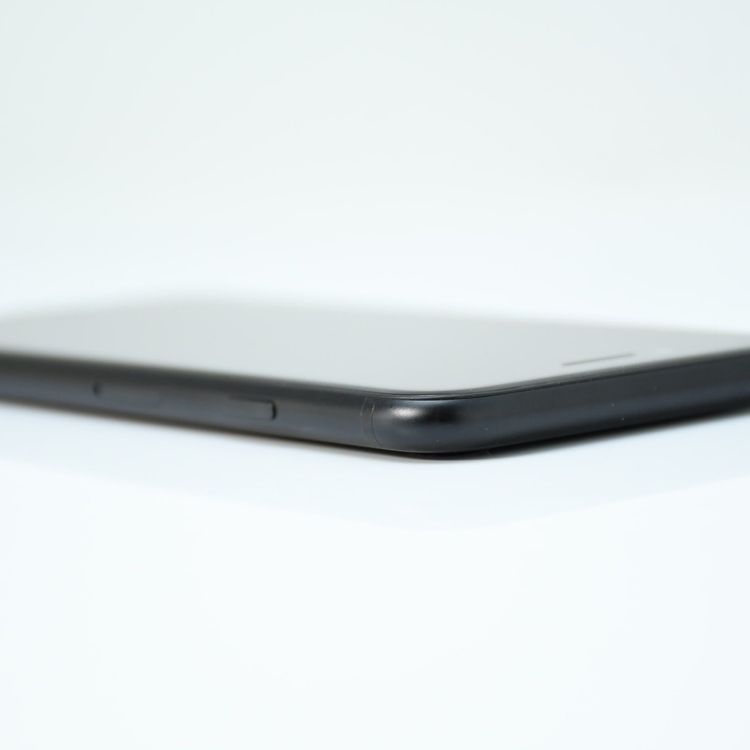 �ڱվ����ʡ������Хåƥ꡼82���SIM�ե꡼ iPhone SE �裲���� 64GB �֥�å�