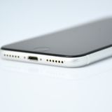 ��ư��ġ�����100 %��SIM�ե꡼ iPhone SE�裲���� 128GB �ۥ磻��