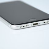 ��ư��ġ�����100 %��SIM�ե꡼ iPhone SE�裲���� 128GB �ۥ磻��