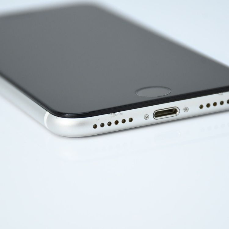 ��ư��ġ�����100 %��SIM�ե꡼ iPhone SE�裲���� 128GB �ۥ磻��