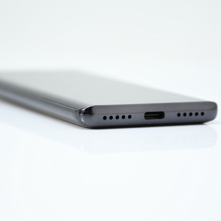 �����ʡ�SIM�ե꡼ Rakuten Hand P710 64GB �֥�å�