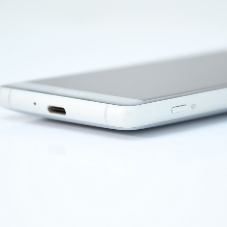 �ڱվ����ʡ������ɹ���SIM�ե꡼ docomo Xperia XZ2 Compact SO-05K