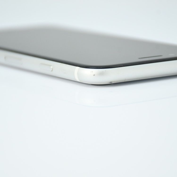 docomo SIM�ե꡼ iPhone SE �裲���� 64GB �ۥ磻��