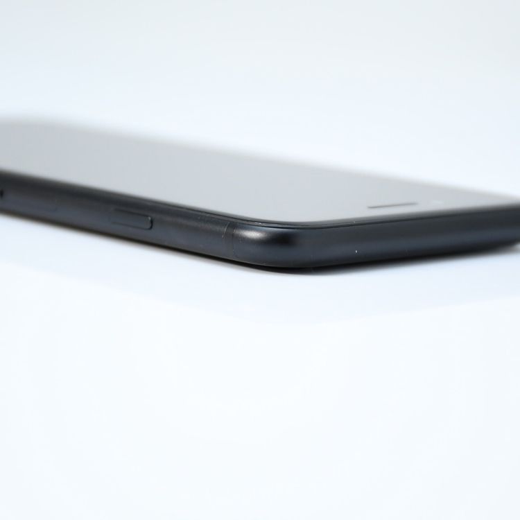 �ڽ����Хåƥ꡼�������� 86���SIM�ե꡼ iPhone SE �裲���� 64GB �֥�å�