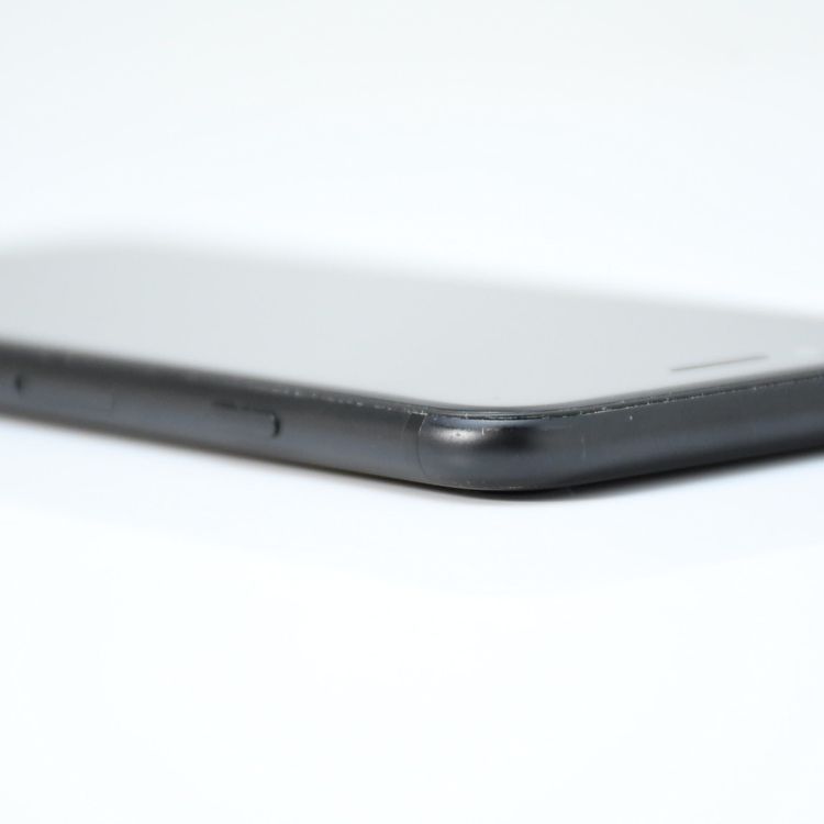 �ڱվ����ʡ������Хåƥ꡼83���SIM�ե꡼ iPhone SE �裲���� 64GB �֥�å�