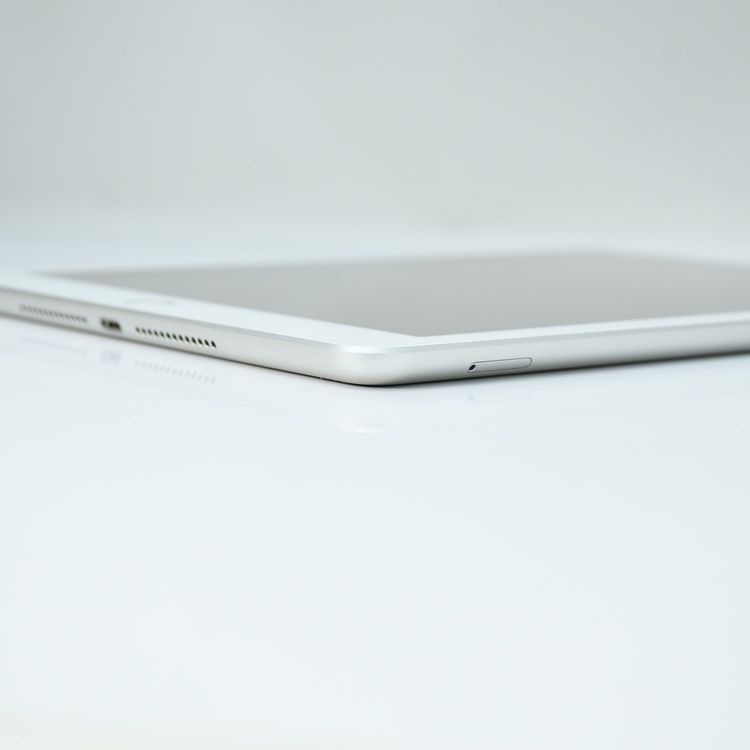 �ڱվ����ʡ��Хåƥ꡼��������87���SIM�ե꡼iPad ��5���� 32GB ����С�