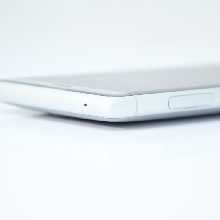 �ڿ���Ʊ�͡�SIM�ե꡼ docomo Xperia XZ2 Compact SO-05K