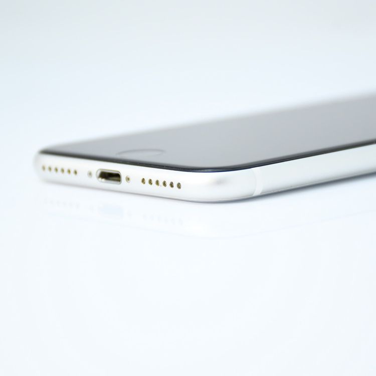 SIM�ե꡼ iPhone SE �裲���� 64GB �ۥ磻��