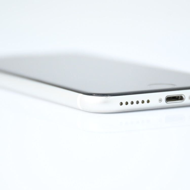 SIM�ե꡼ iPhone SE �裲���� 64GB �ۥ磻��