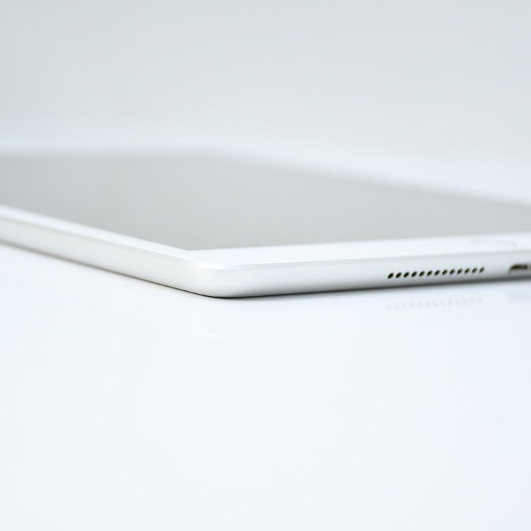 �ڥХåƥ꡼��������92������ʡ�SIM�ե꡼iPad ��7����  32GB ����С�