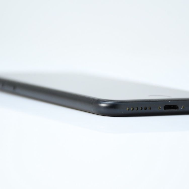 SIM�ե꡼ iPhone SE �裲���� 64GB �֥�å�