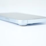 �ڽ����Хåƥ꡼82���docomo SIM�ե꡼ iPhone15 256GB �֥롼