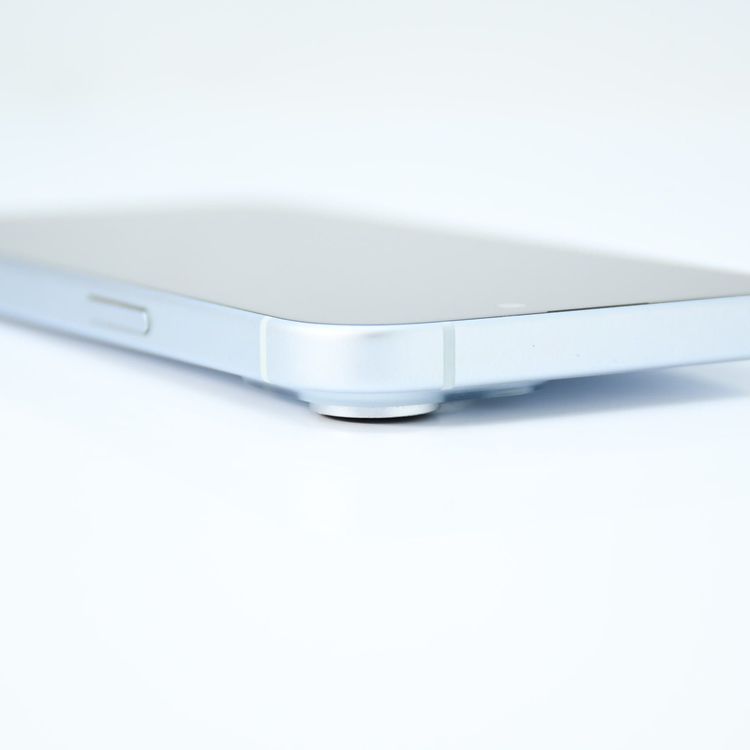 �ڽ����Хåƥ꡼82���docomo SIM�ե꡼ iPhone15 256GB �֥롼