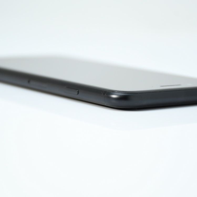 �ڱվ����ʡ������Хåƥ꡼��������82���SIM�ե꡼iPhone SE �裲���� 64GB�֥�å�