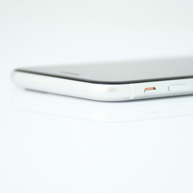 �����ʡ���°�ʴ�����docomo SIM�ե꡼ iPhone SE �裲���� 128GB �ۥ磻��