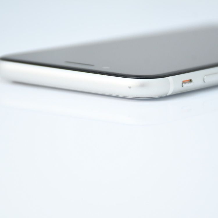 �ڱվ����ʡ�docomo iPhone SE �裲���� 64GB �ۥ磻��