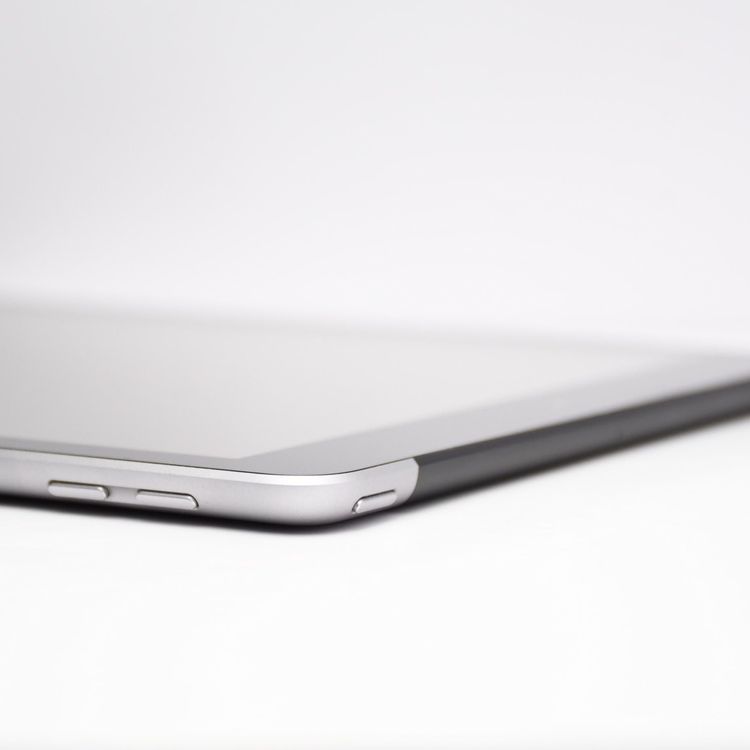 �����ʡ�docomo SIM�ե꡼iPad ��5���� 128GB ���ڡ������쥤
