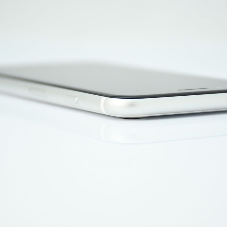 �����ʡ���°�ʴ�����docomo SIM�ե꡼ iPhone SE �裲���� 64GB �ۥ磻��