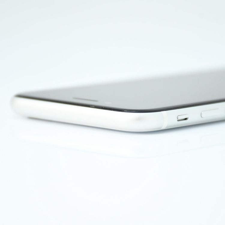 �ڽ����Хåƥ꡼84���SIM�ե꡼ iPhone SE �裲���� 64GB �ۥ磻��