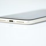 �ڽ����Хåƥ꡼83���SIM�ե꡼ iPhoneSE �裳���� 64GB �������饤��