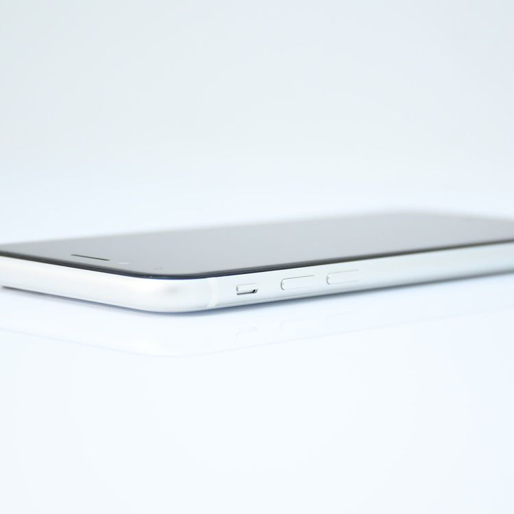 �ڽ����Хåƥ꡼�������� 81���SIM�ե꡼ iPhone SE �裲���� 64GB �ۥ磻��