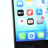 ��ư��ġ�����100 %��SIM�ե꡼ iPhone SE�裲���� 128GB �ۥ磻��