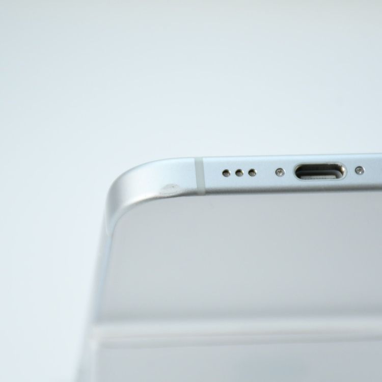 ڽХåƥ꡼100Ų9SIMե꡼ iPhone15 128GB ֥롼